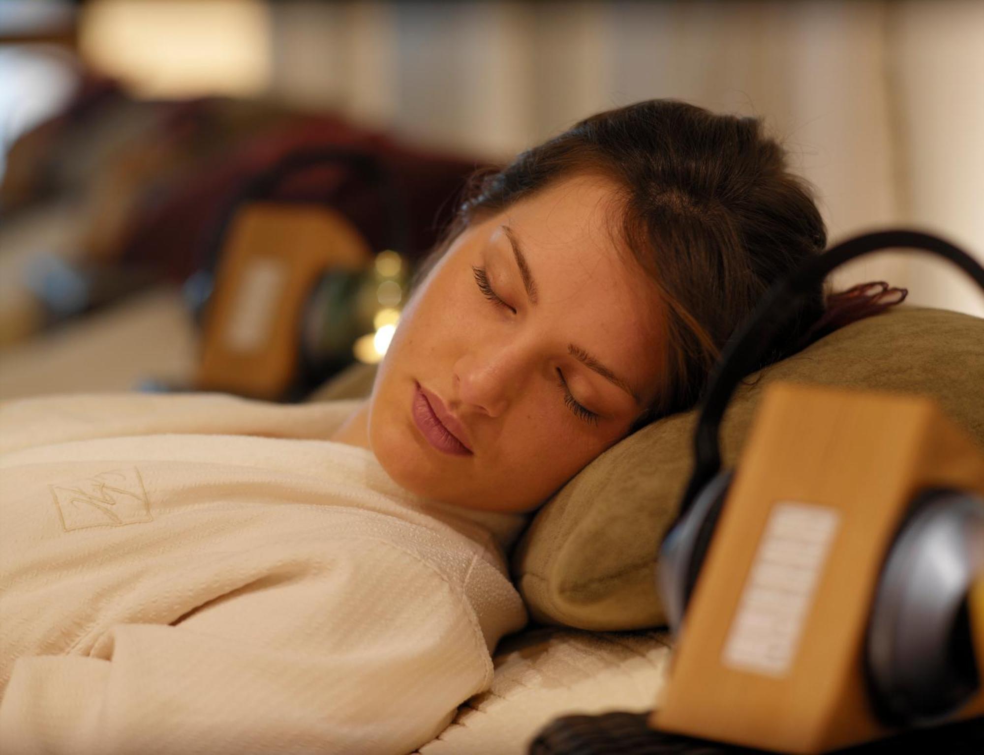 Aghadoe Heights Hotel & Spa Killarney Exterior photo A woman sleeping